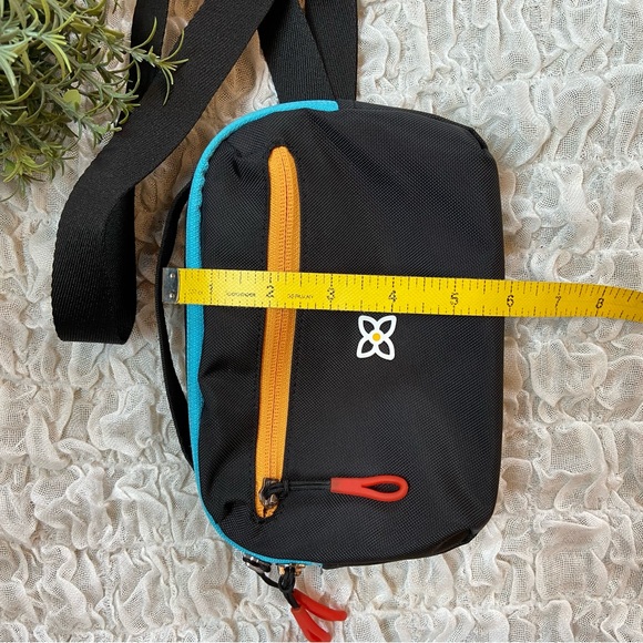 Sherpani Hip Pack Travel Fanny Waist Bum Bag Crossbody Purse Black - Picture 6 of 6